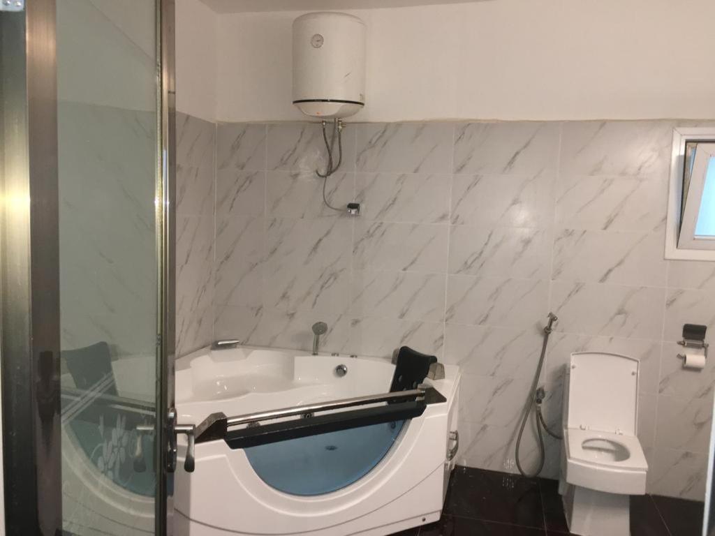 Saly - Villa Kage 6 Chambres -Clim-Wifi-Eau Chaude-Billard-Babyfoot-Ping Pong-Canal - Electricite Non Comprise Eksteriør billede
